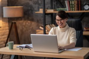 W dzisiejszych czasach, kiedy większość pracy odbywa się online, laptop stał się niezbędnym narzędziem dla każdego biznesmena, studenta czy osoby pracującej zdalnie